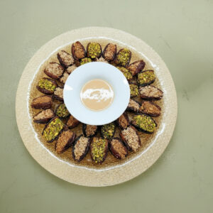 تمر طبيعي محشو بتشكيلة من المكسرات.