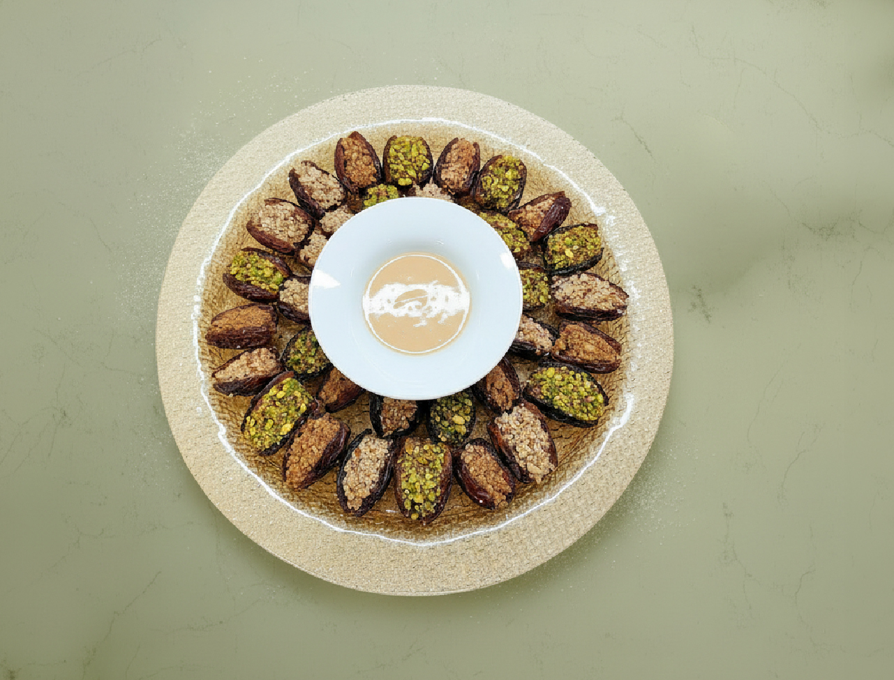 تمر طبيعي محشو بتشكيلة من المكسرات.