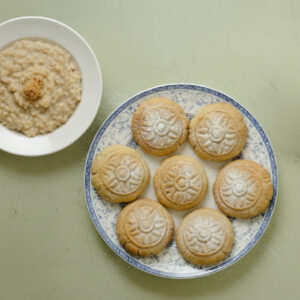 معمول محشو بالتمر ومصنوع من طحين الشوفان الصحي.